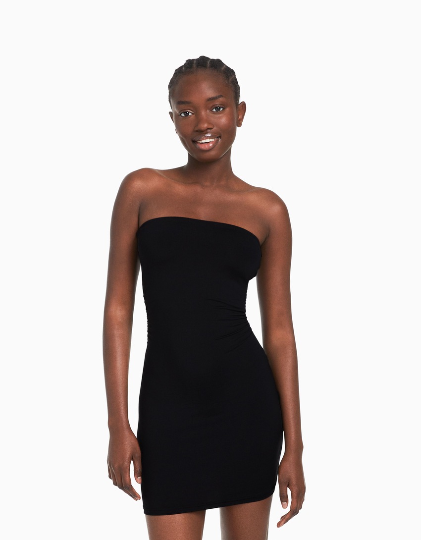 Vestido curto com ombros à mostra