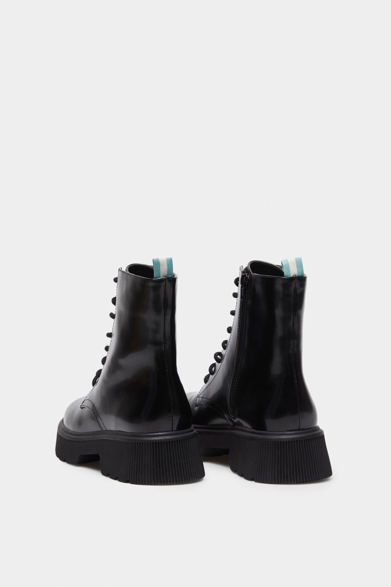 Bota com efeito de couro envernizado e sola tratorada