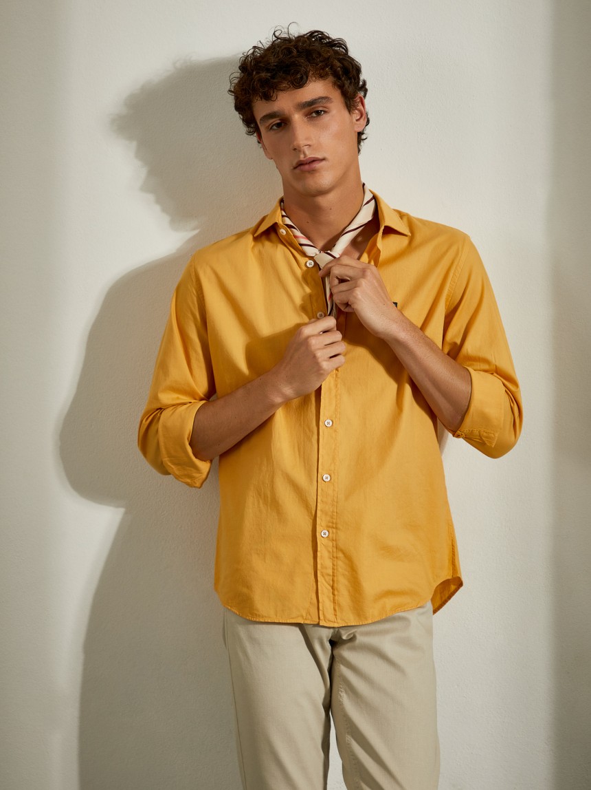 Camisa slim fit em tecido popelina