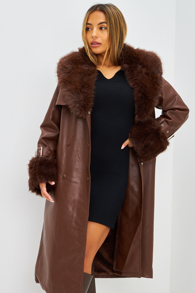 Manteau long en simili cuir marron et fourrure