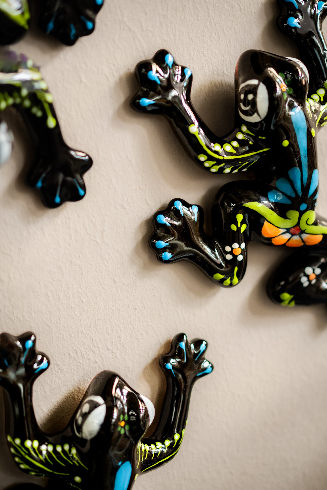 Keramik-Wandschmuck 'Frosch', schwarz, multicolor, H 28 cm, B 20 cm, L 5 cm günstig bestellen