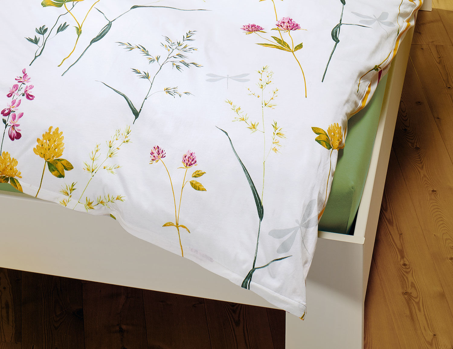 Bettwäsche in Weiss mit Frühlingsblumen-Muster