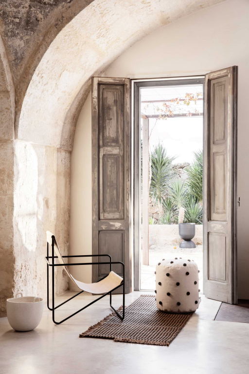 Ferm Living Desert fauteuil zwart onderstel Black/Soil