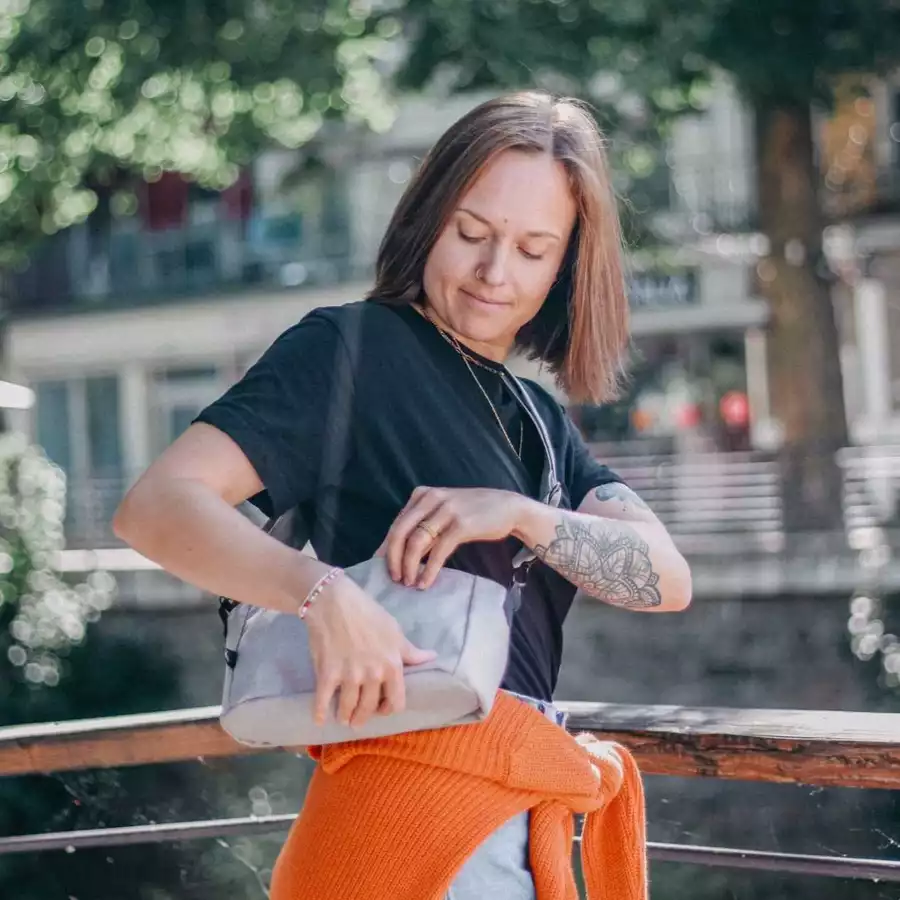 Anna und Oskar Faire Umhängetasche Leni aus recyceltem Material Hellgrau