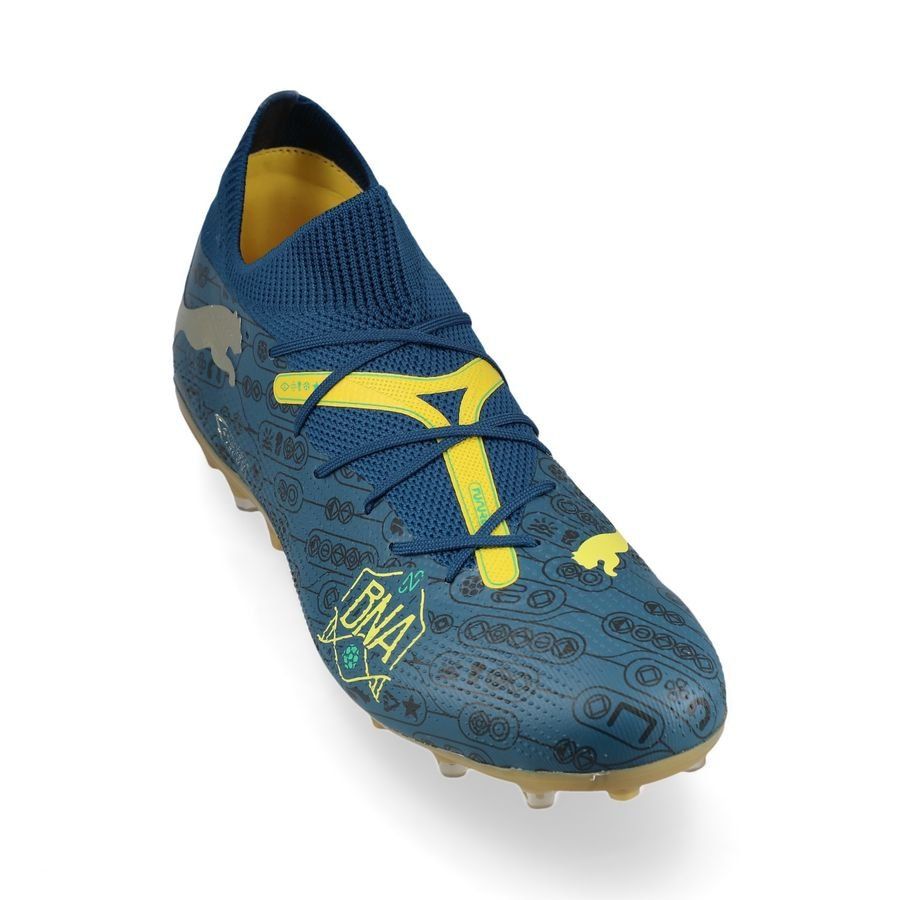 PUMA Future 7 Match MG NJR BNA - Sailing Blue/Marine Blue/Jaune/Grassy Green/Doré ÉDITION LIMITÉE