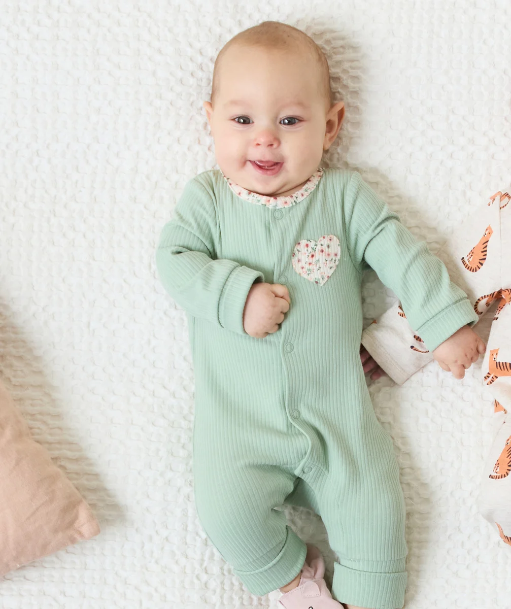 dors bien transformable bébé en coton bio vert côtelé avec coeur