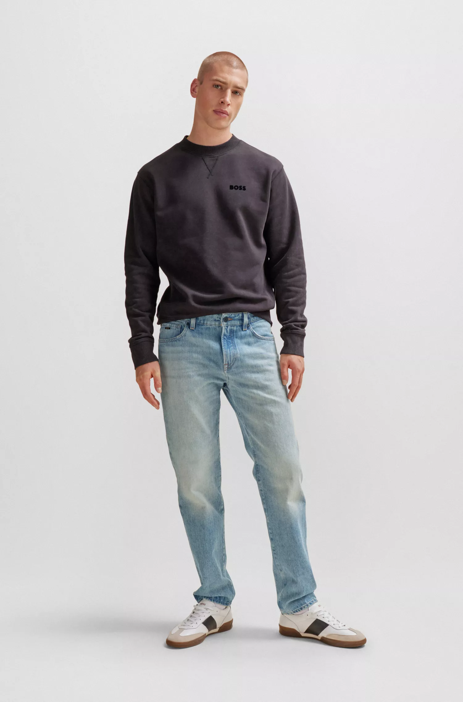 Calça jeans BOSS laranja, corte regular, em denim rígido azul.