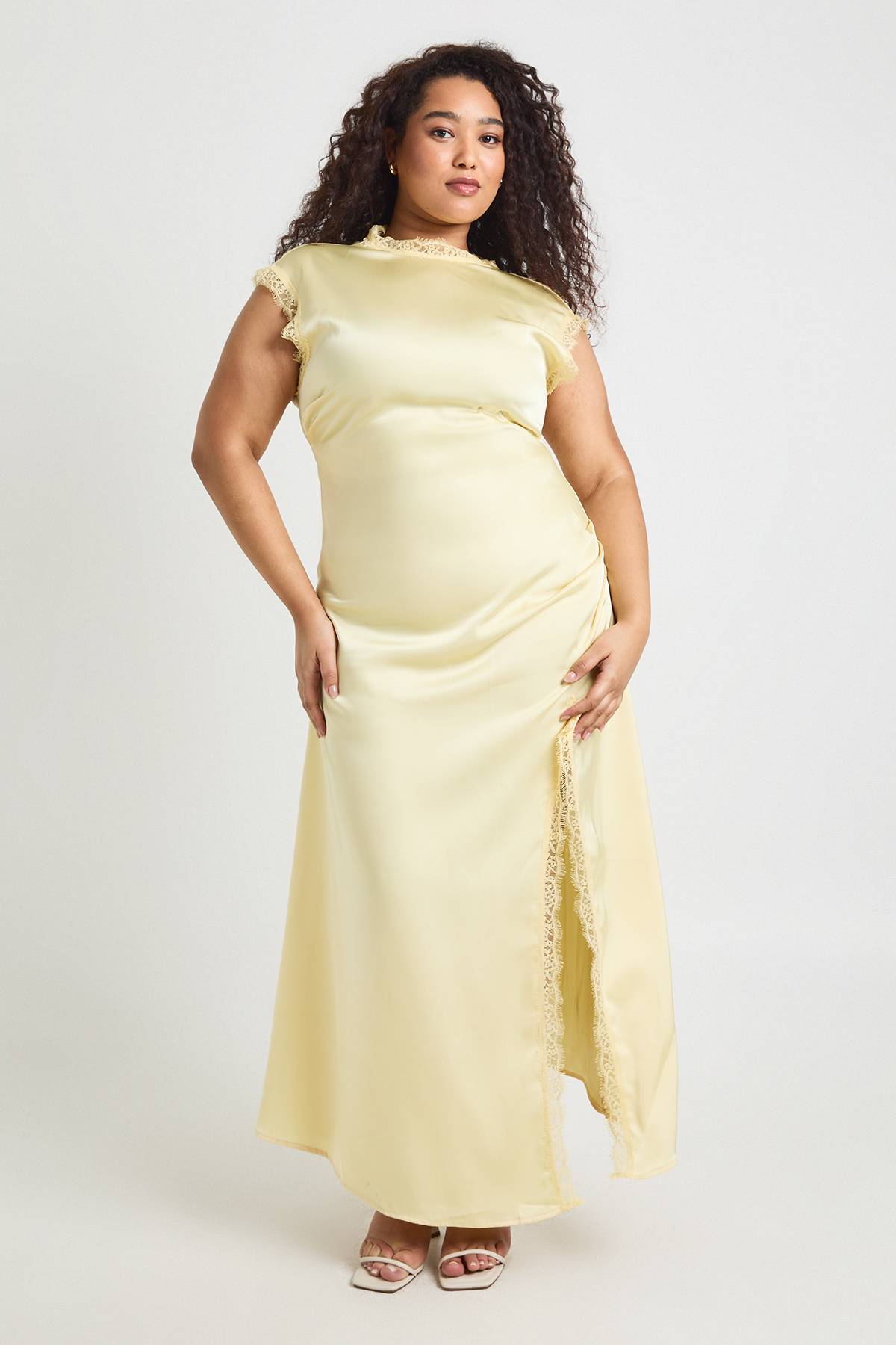 boohoo Robe Longue Satinée Col Montant Grande Taille Avec Bordure En Dentelle