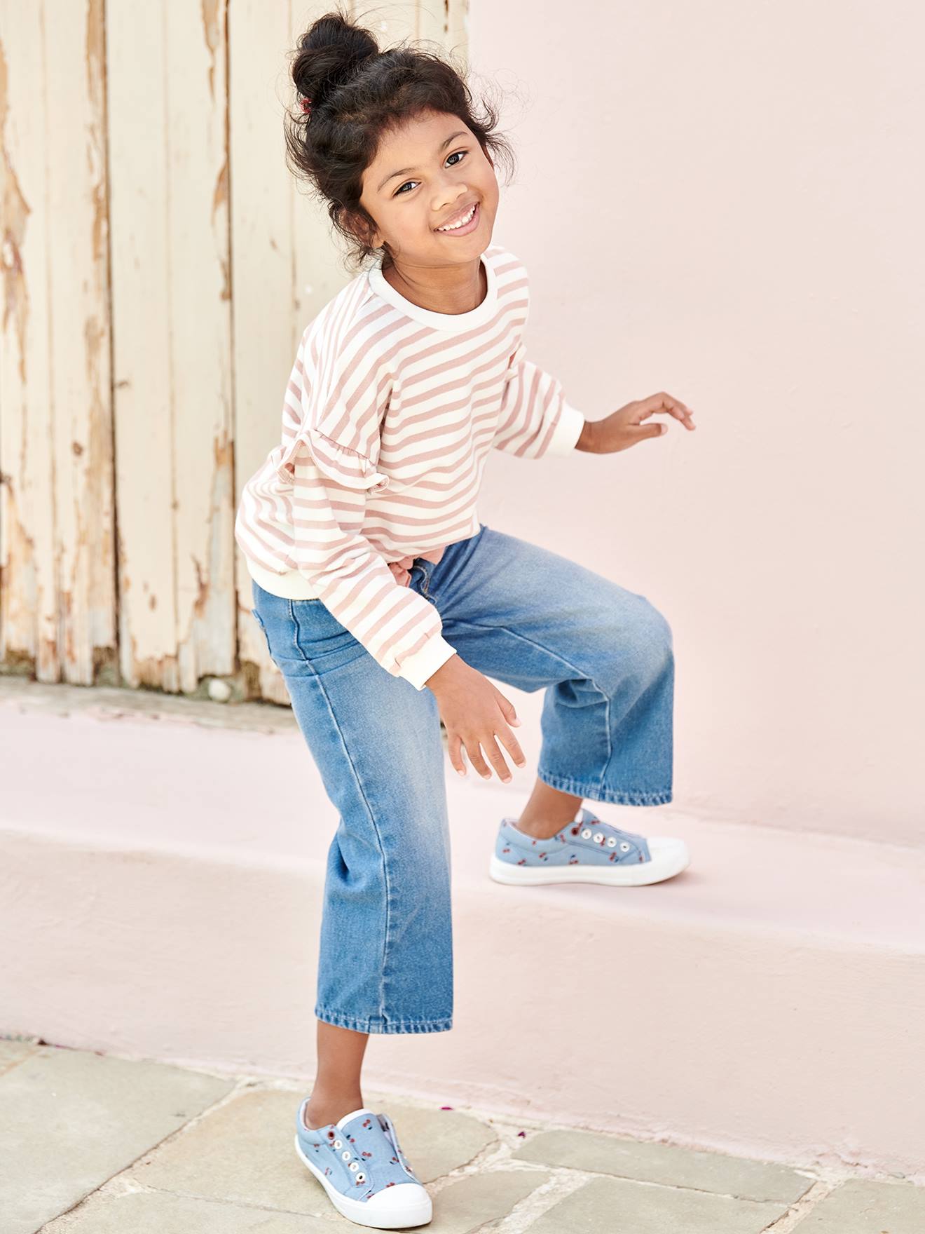 Calça jeans de pernas largas até o tornozelo com cinto de chiffon de algodão para uma mulher de estatura alta.