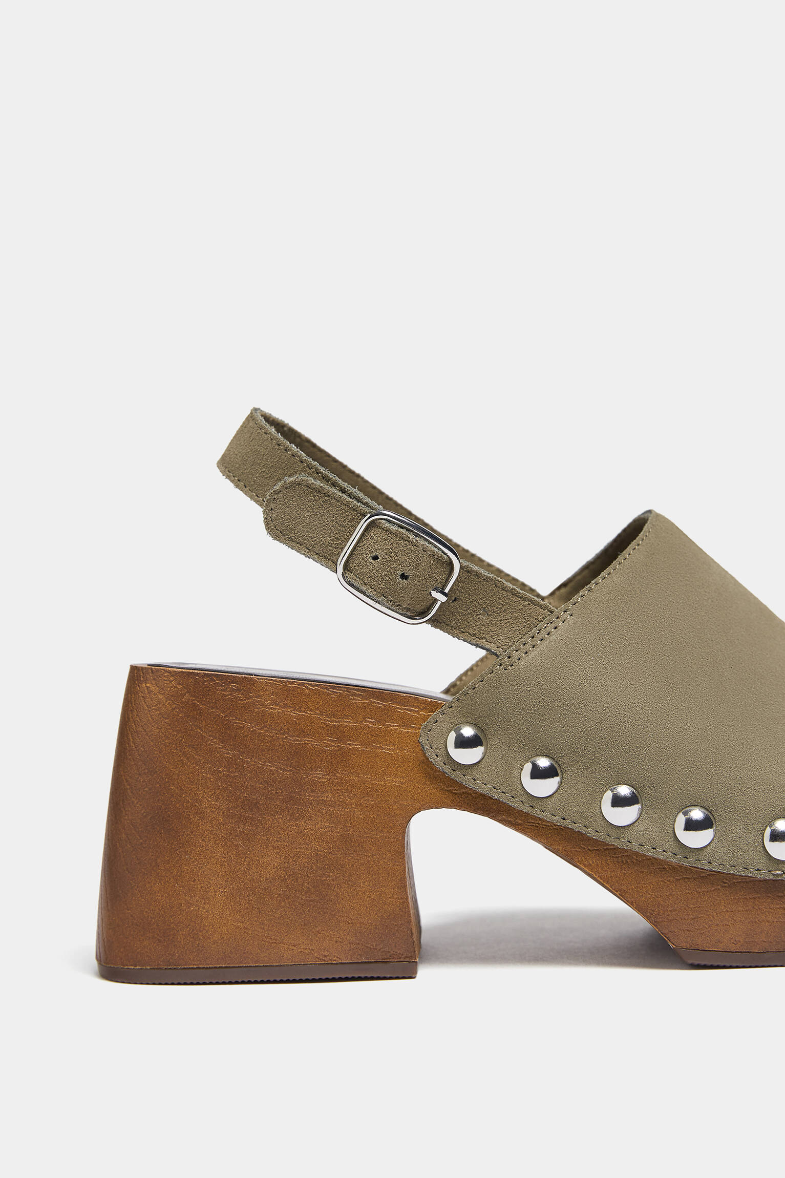 Cunha de madeira com tachas - Taupe