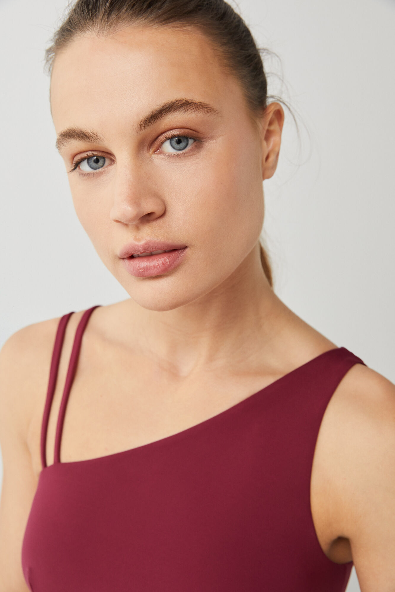 Top esportivo assimétrico Collagen Feel na cor bordô - vermelho