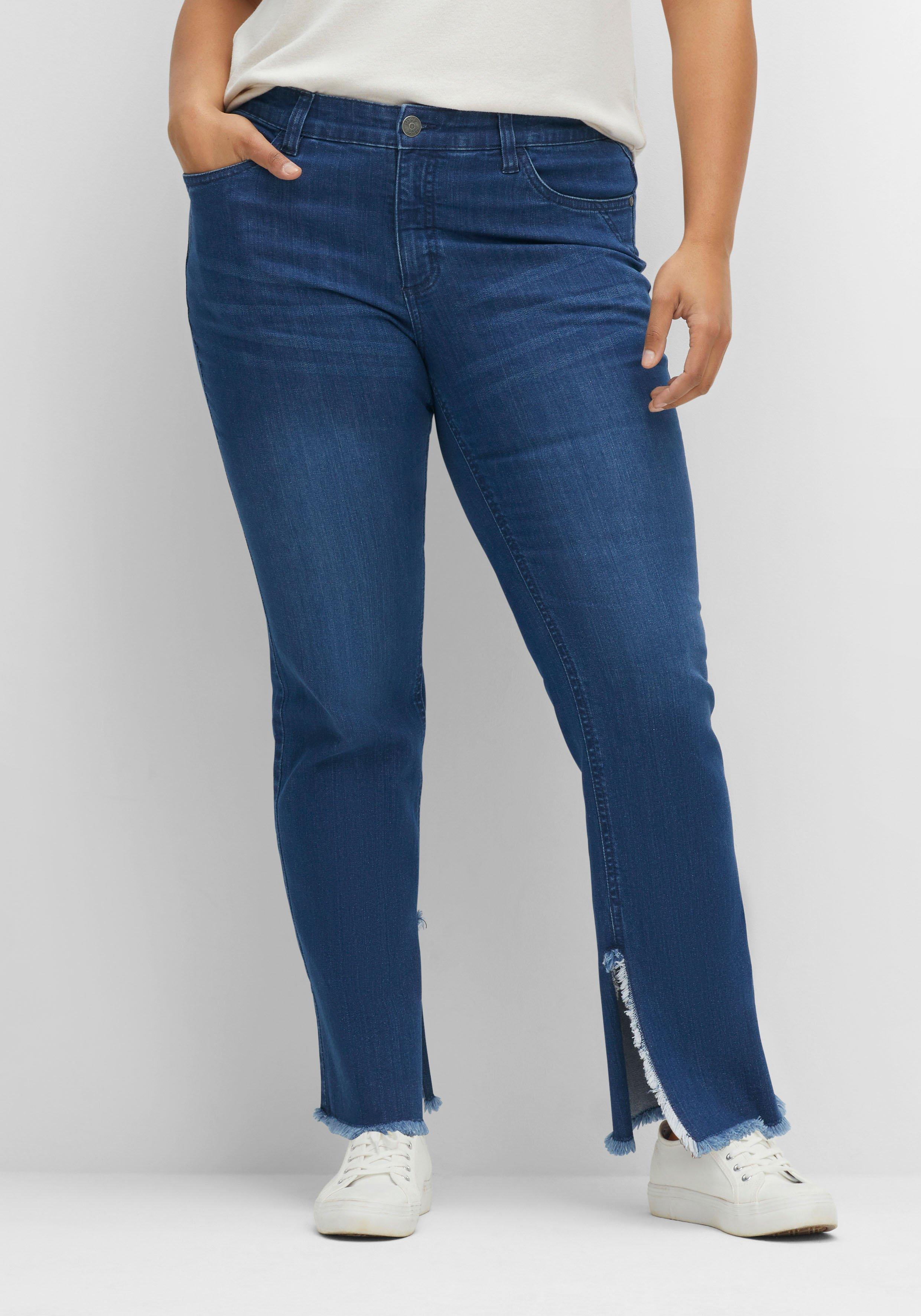 Gerade Jeans mit geschlitztem Innensaum