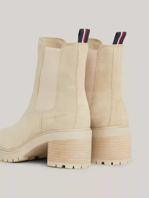 Botas essenciais de camurça com salto médio e travas.