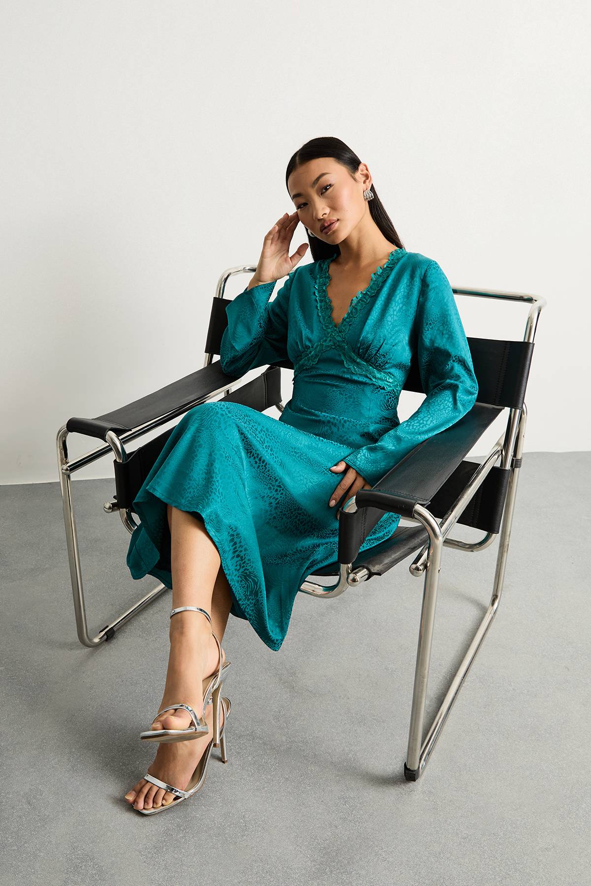 Warehouse Robe Midi Petite en Satin Jacquard avec Insertion de Dentelle et Godets