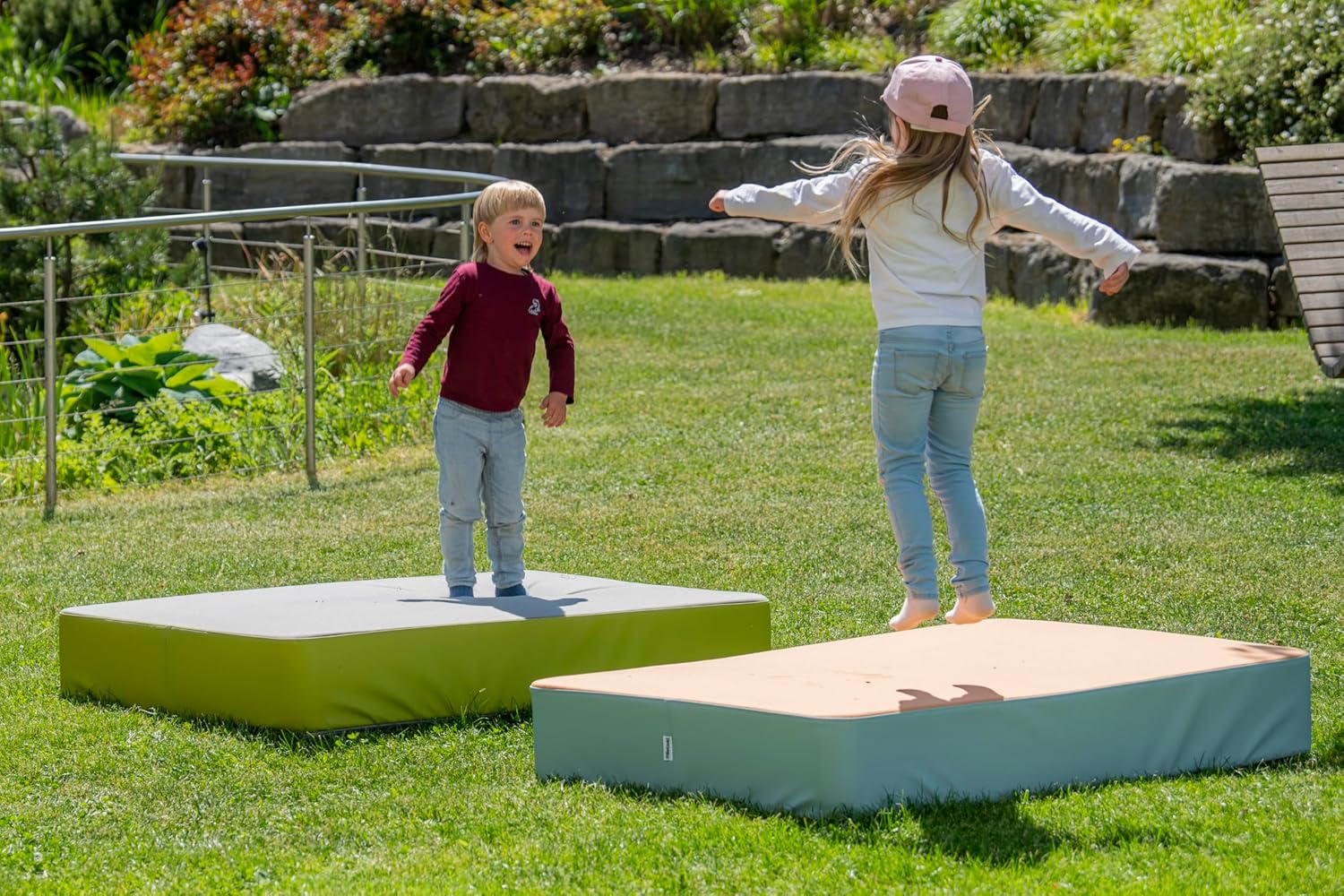 Betzold - Outdoor Hüpfpolster XL – 140 x 90 x 21 cm – Wetterfestes Sprungkissen für Kinder, rutschfest, für Garten & Terrasse