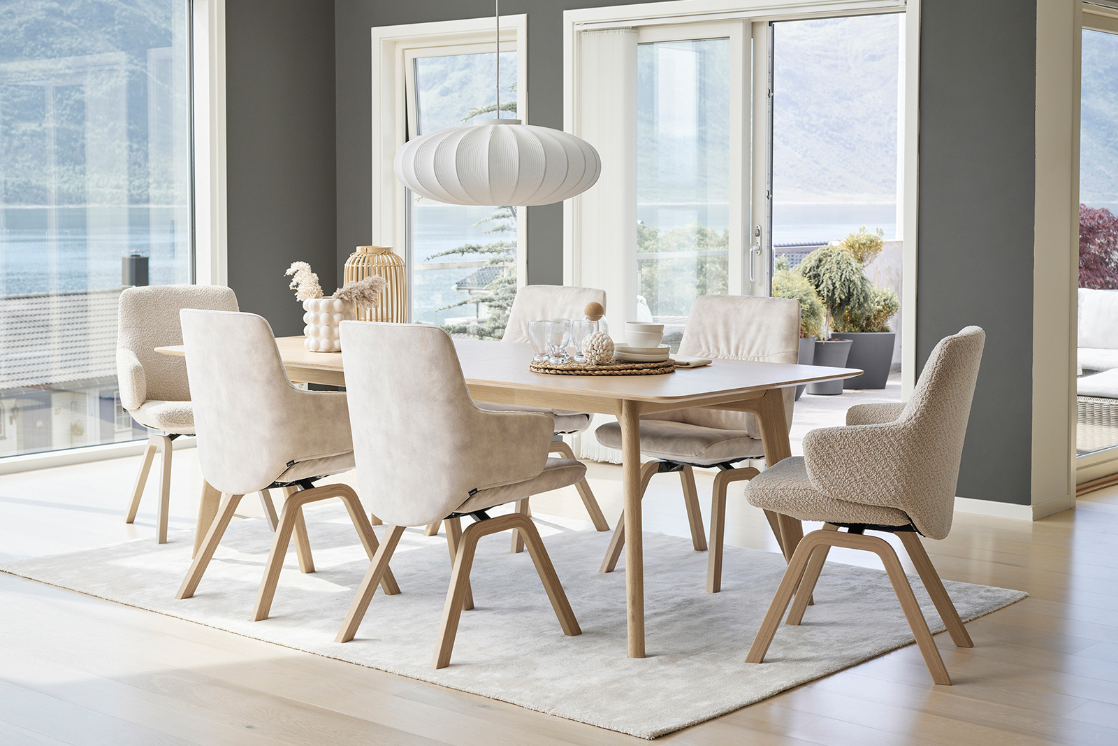 Chilli spisestol Tekstil Orchid 01 Off White. Lav rygg og armlener med natur eik D200 understell