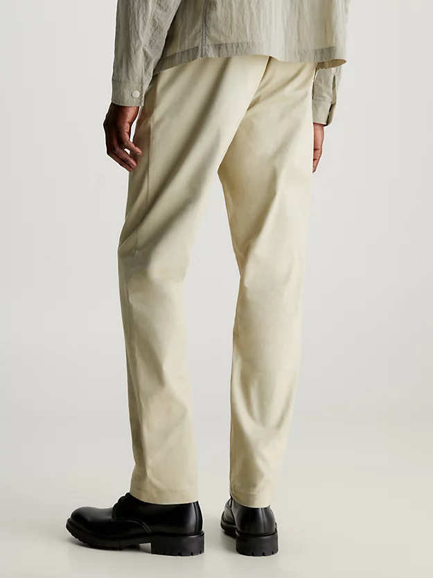 Calças chino slim com cinto.