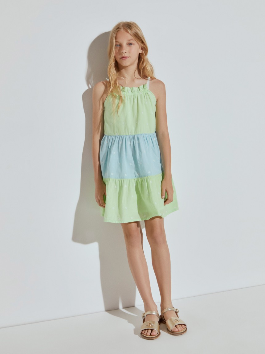 Vestido de alças com folhos e bordado