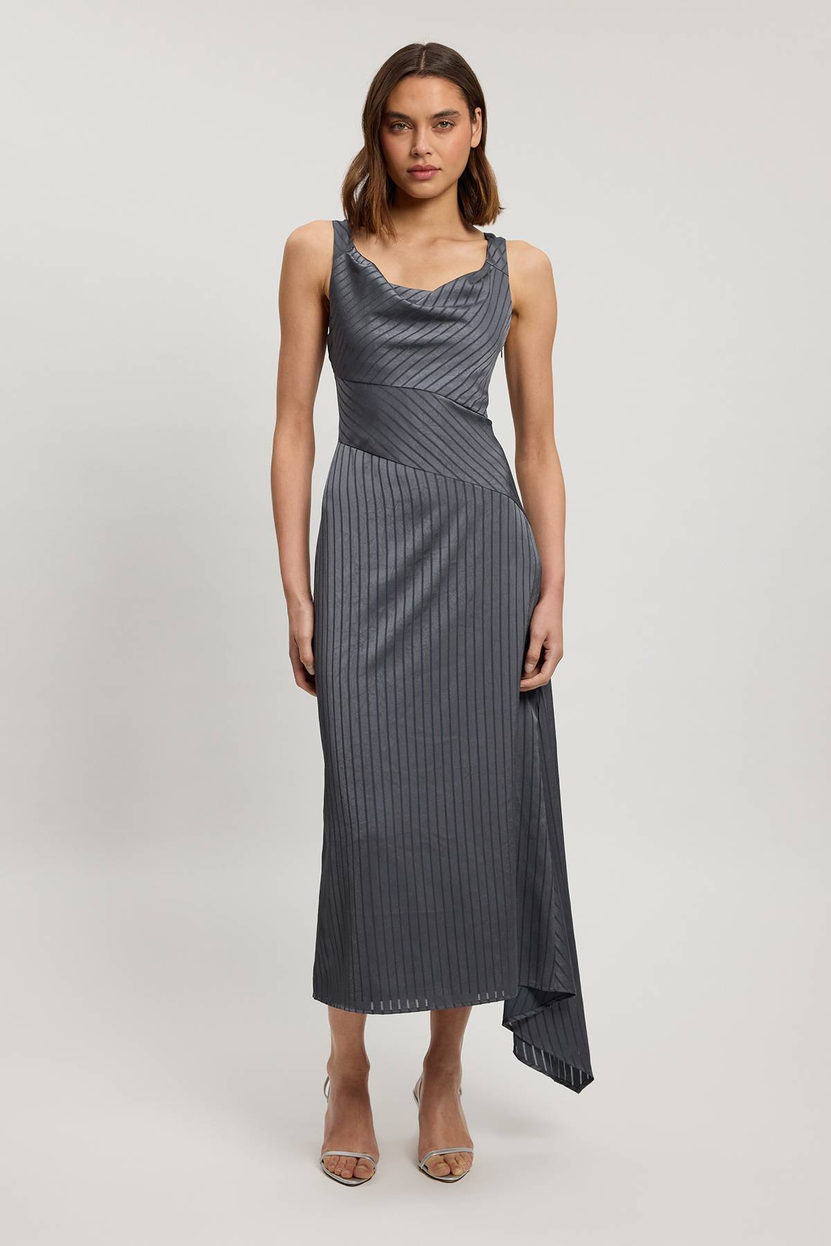 KarenMillen Robe Longue Petite En Satin Martelé Avec Col Bénitier Et Bretelles Tissées