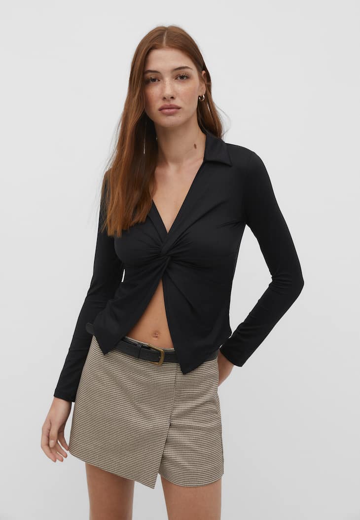Blusa com decote em V e nó