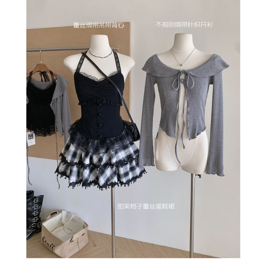 Dute - Set: haltertop met ruches en kant + effen vest met strik aan de voorkant + geruite mini-A-lijn rok met hoge taille en ruches