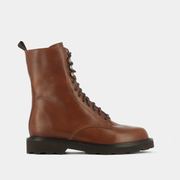 Boots à semelles crantées et lacets  en cuir cognac