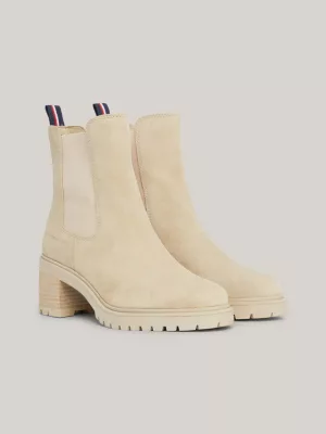 Botas essenciais de camurça com salto médio e travas.