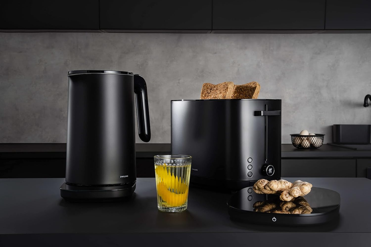 ZWILLING ENFINIGY Wasserkocher Pro mit Temperatureinstellung, Edelstahl-Kalkfilter, Kabellos, 1,5 Liter, Schwarz