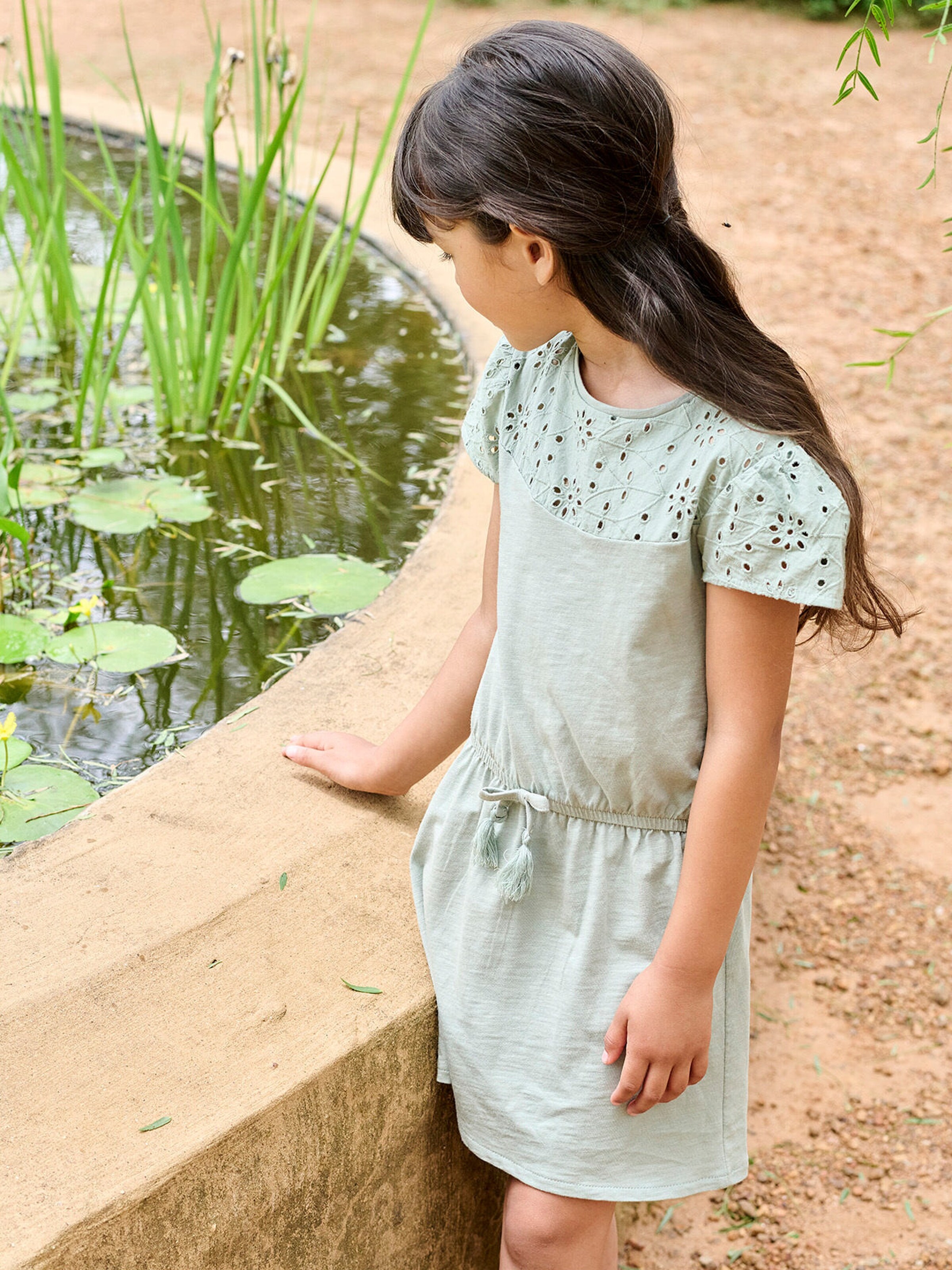 Vertbaudet Mädchen Kleid mit Lochstickerei salbeigrün