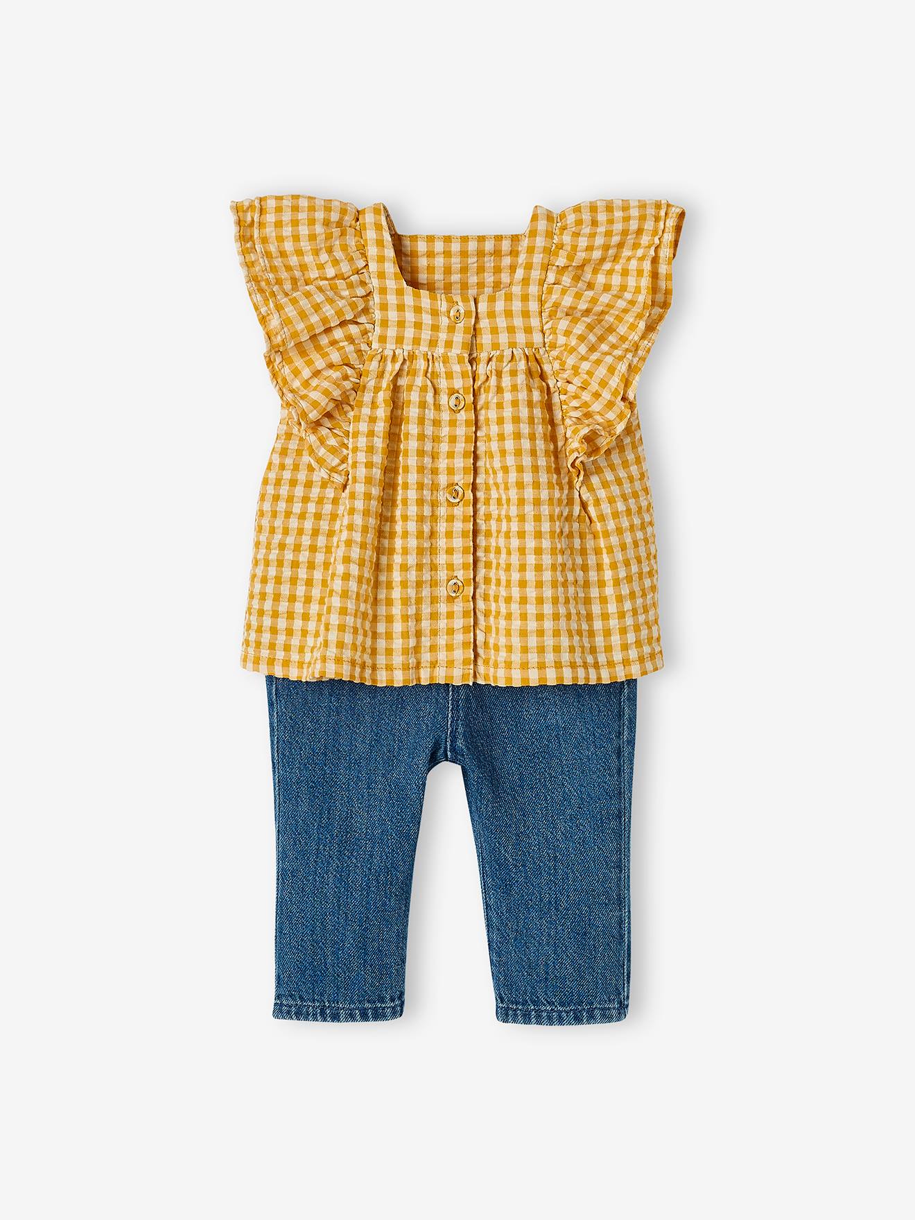 Conjunto infantil tamanho médio com blusa xadrez amarela e calça jeans de pernas largas.