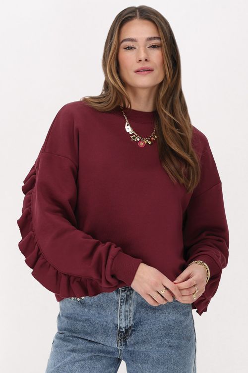 Donkerrode sweater met ruffle en patch