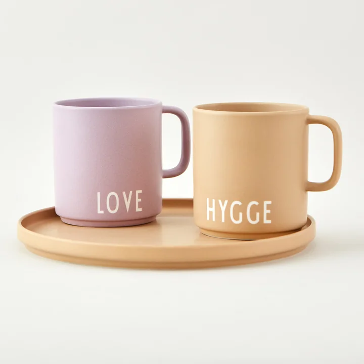 Design Letters - AJ Favourite Porzellan Becher mit Henkel, Happy / pale iris