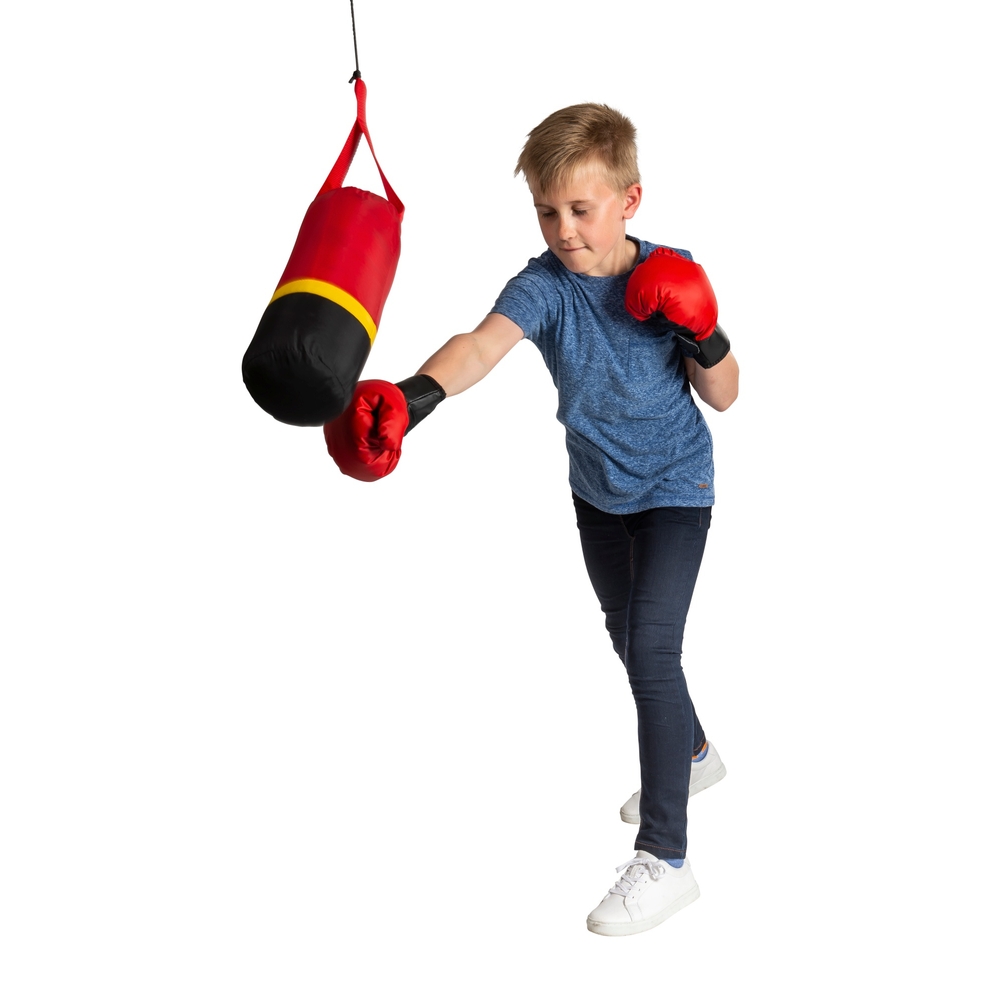 Hängender Boxsack mit Boxhandschuhen