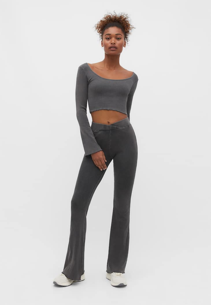 Calças legging flare com efeito desbotado