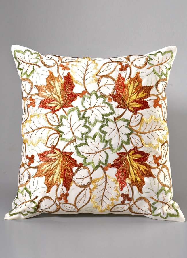 Tisch- und Raumdekoration mit herbstlichen Blättermotiven