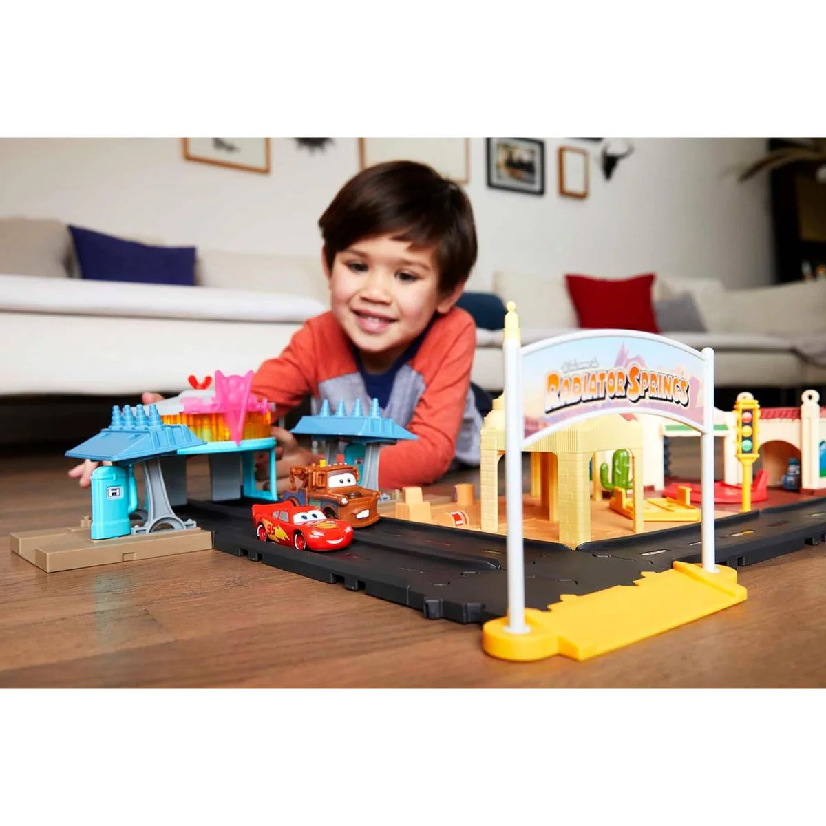 Mattel HGV68 - Disney Pixar Cars - On The Road - Spielset, Road Radiator Springs Tour mit 2 Fahrzeuge