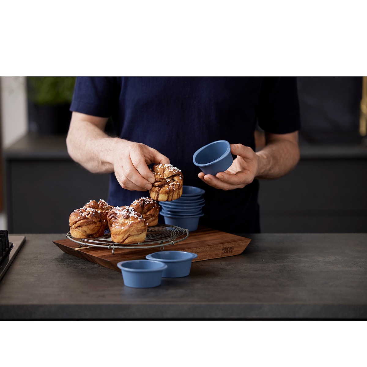 By Tareq Taylor Cupcake-/Kanelbolleform Indigo