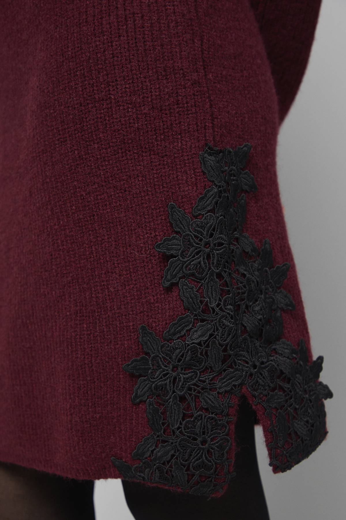 Wallis Robe Tricotée Côtelée avec Détails en Dentelle