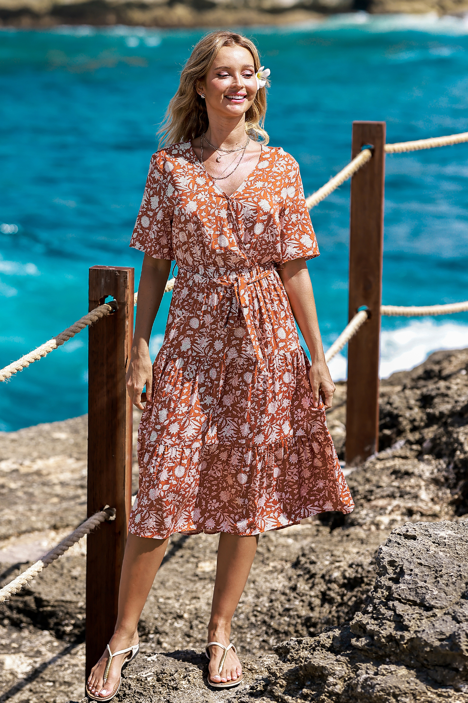 Robe maxi avec taille à nouer et col surplis à fleurs rouge