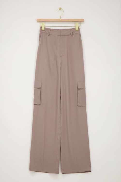Taupe cargo wide leg met satijnen look