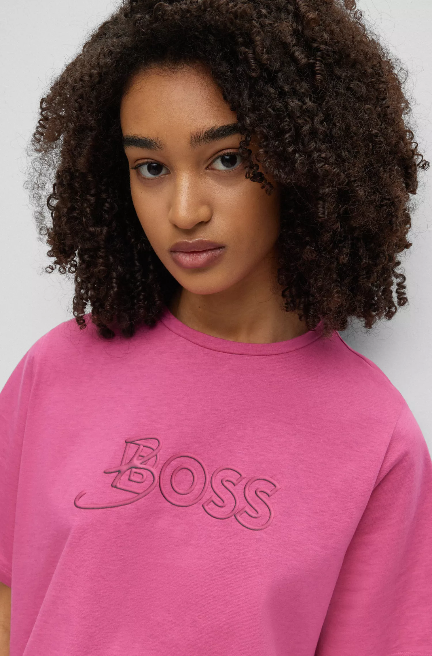 Camiseta BOSS preta de modelagem oversized em algodão orgânico com estampa do logo
