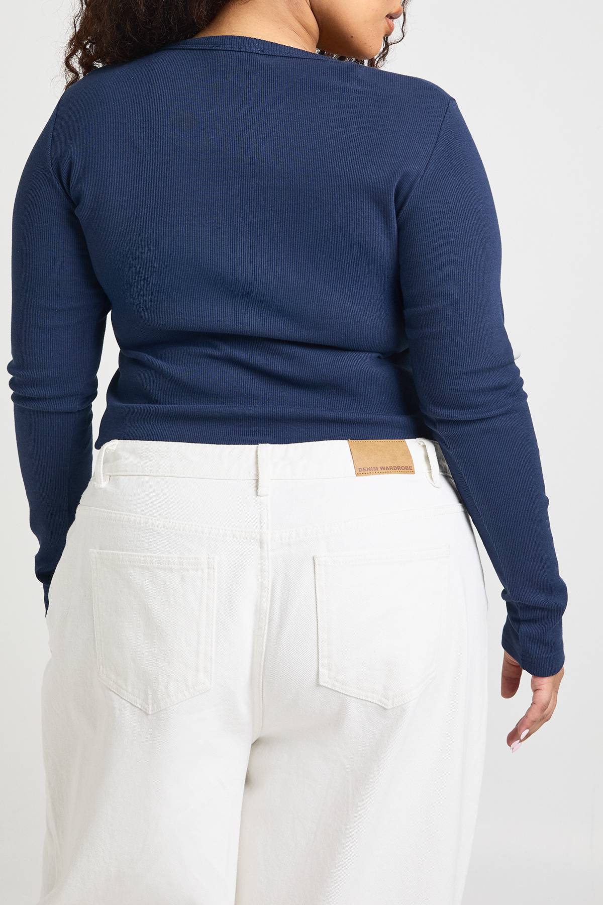 boohoo Jean Grande Taille Taille Mi-haute Jambe Barrel Avec Détails De Coutures