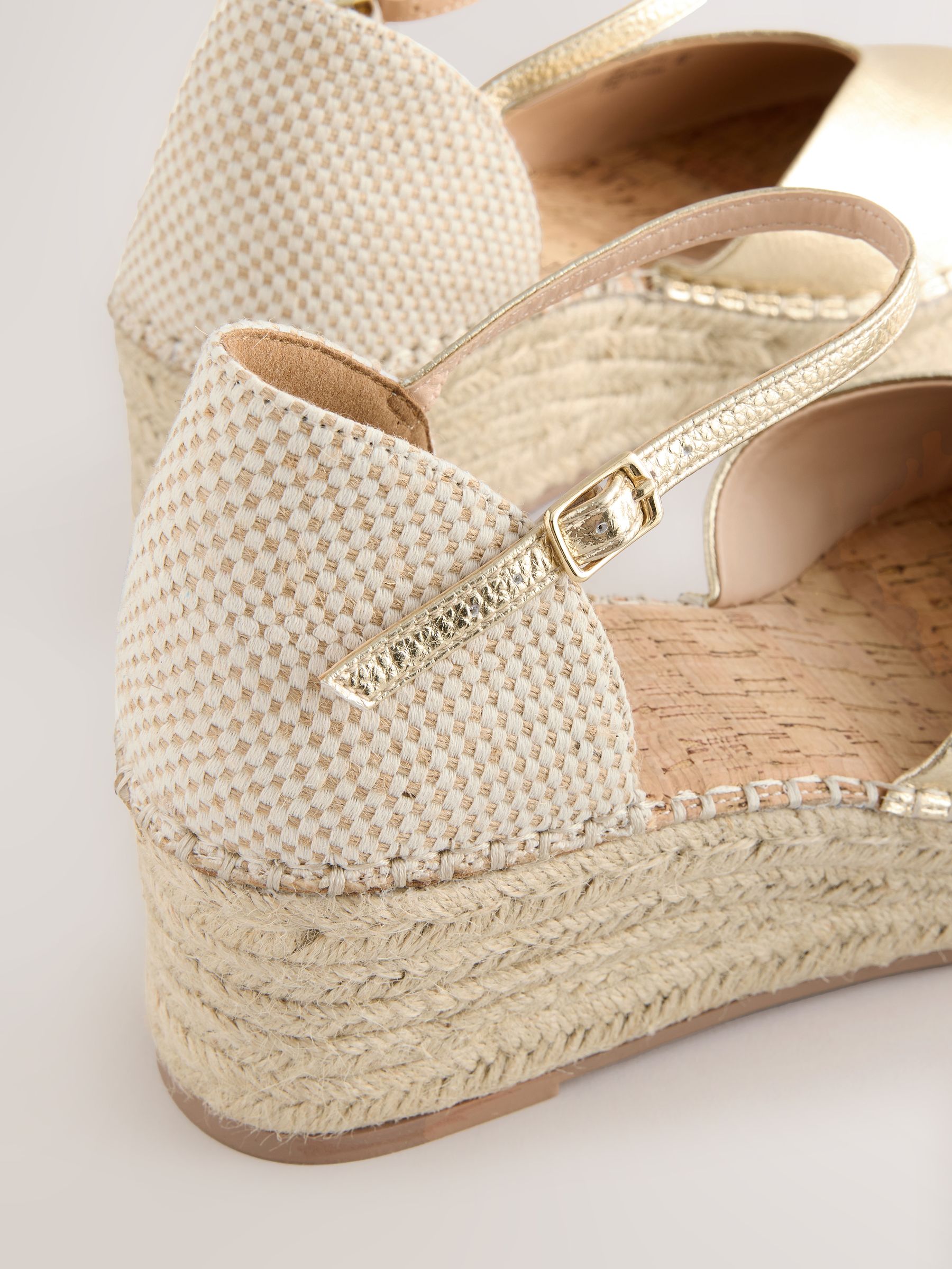 Goud - Espadrilles met sleehak en plateauzool met gesloten neus