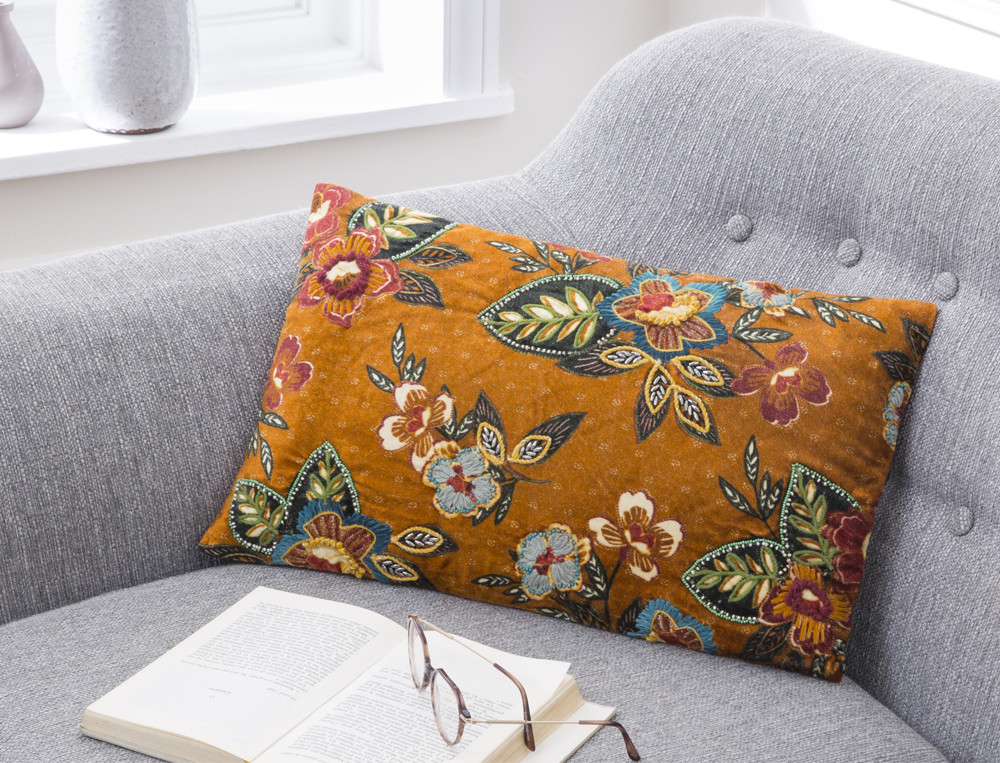 Coussin imprimé et brodé-Contes persans fond cannelle