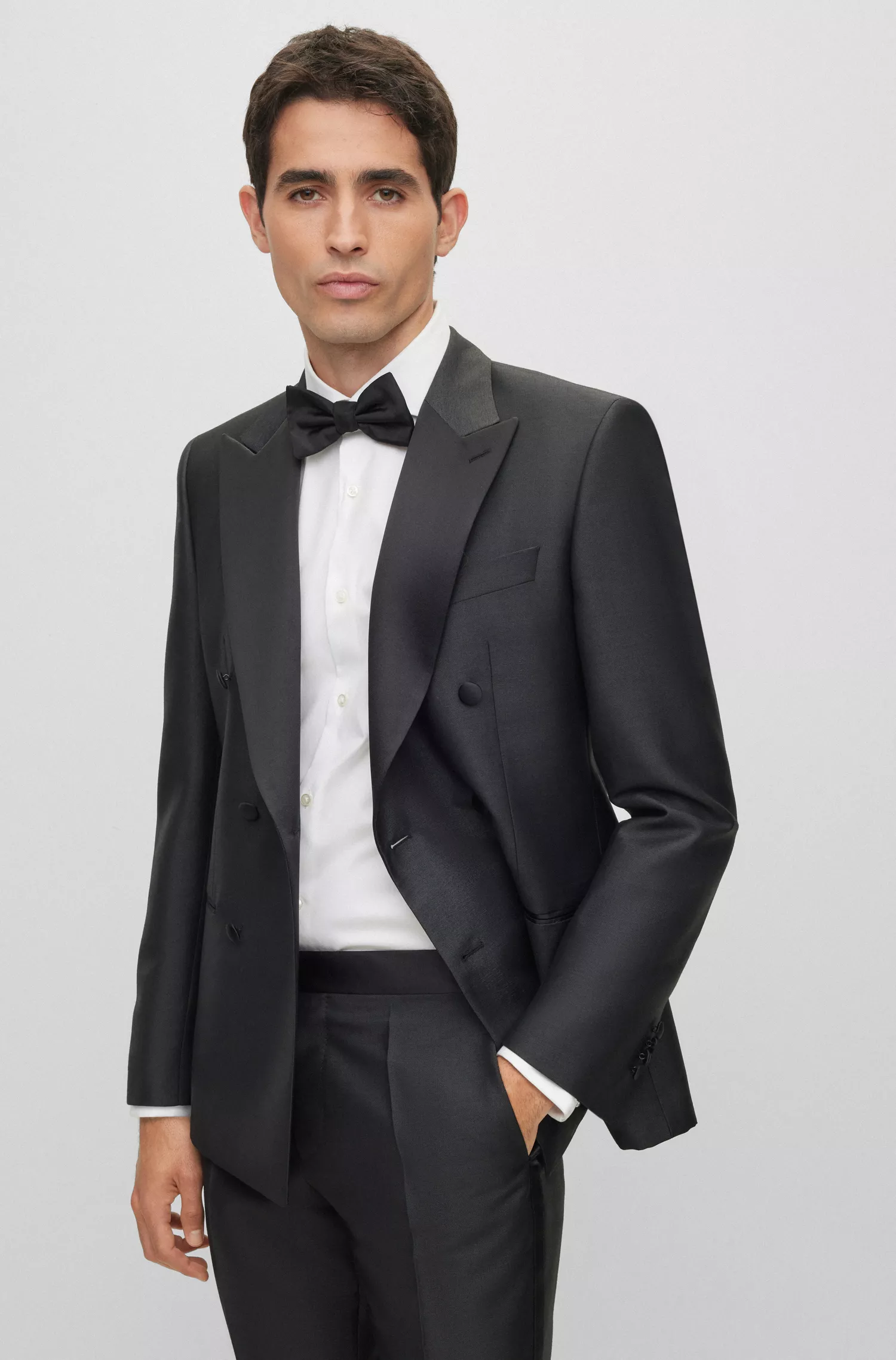 Terno de smoking BOSS preto, corte slim, em mistura de lã mesclada.