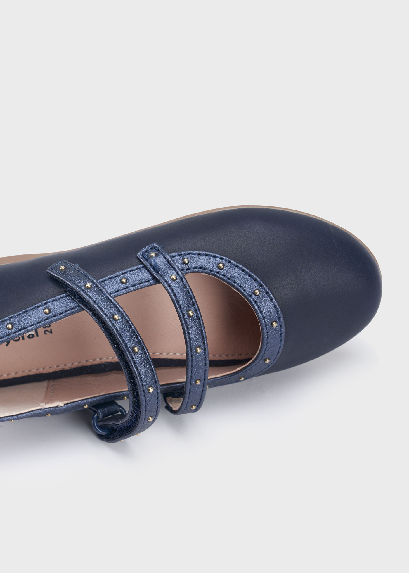 Sapato estilo Mary Jane com palmilha cravejada, em couro sustentável, para meninas.