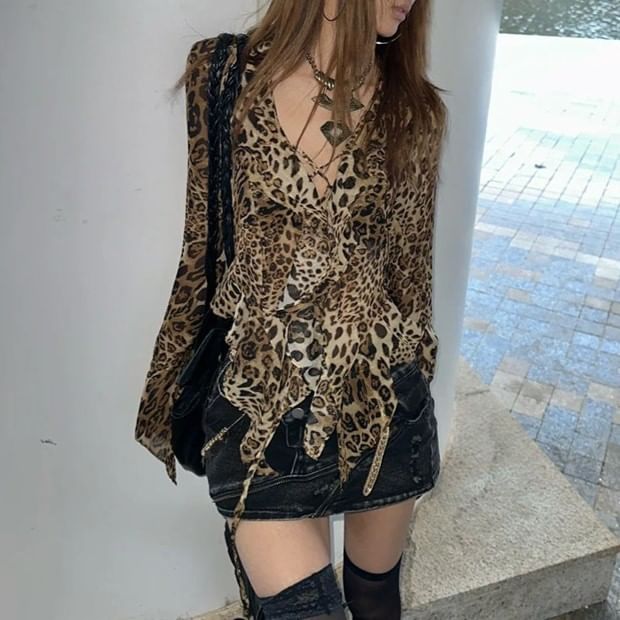 Rosesand - Blouse met lange mouwen, V-hals, luipaardprint en geplooide, slim-fit