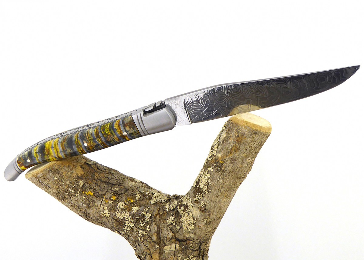 Couteau Laguiole avec un manche en Molaire de Mammouth teintée doré