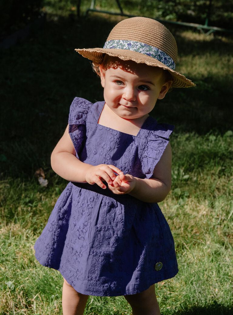 Chapeau de paille à volants avec bande à fleurs