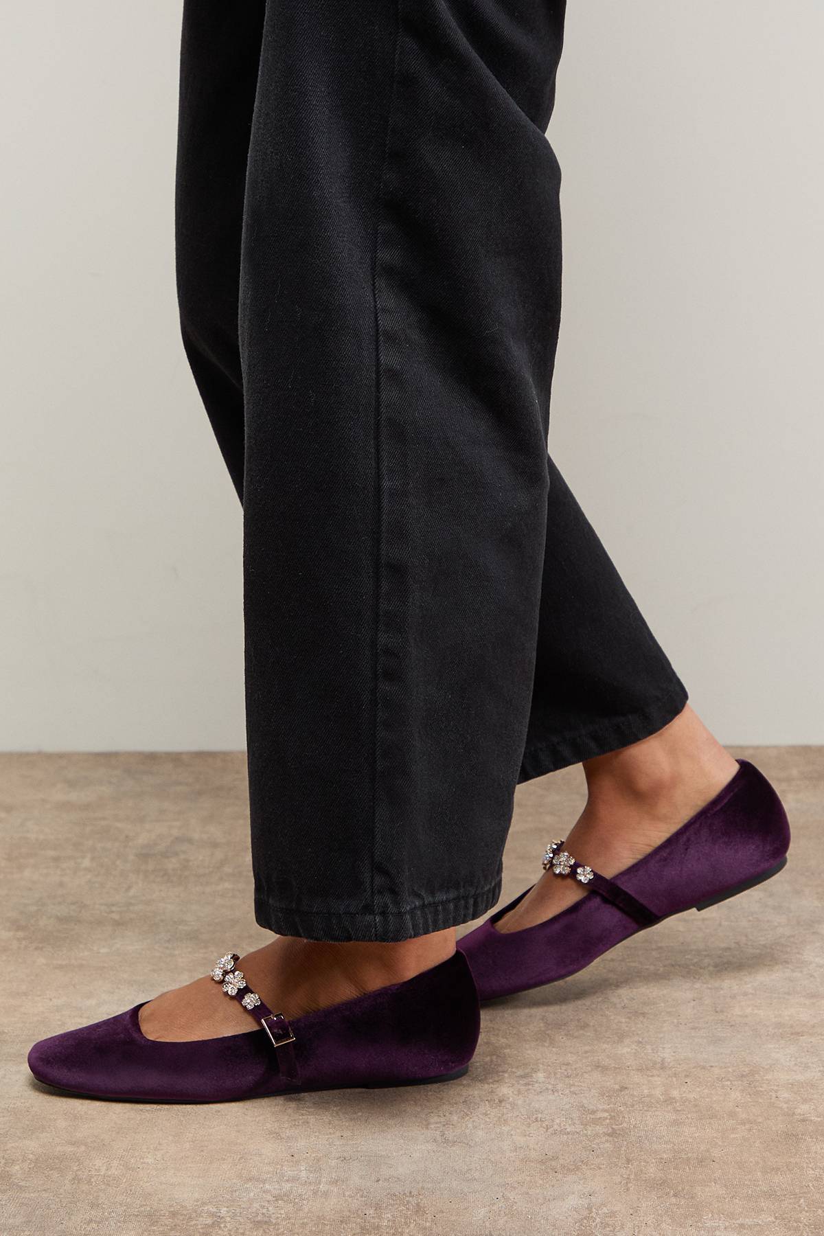 Oasis Ballerine Mary Jane Jem en Velours avec Détail Broche Fleur